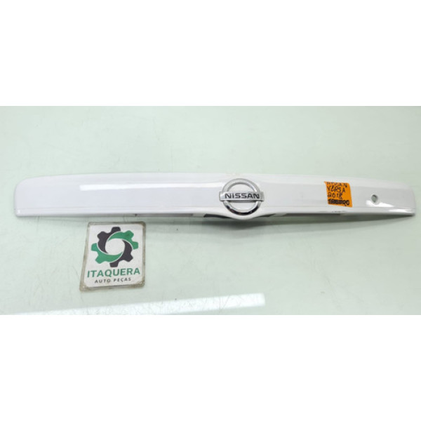Friso Aplique Tampa Traseira Nissan Versa 1.6 Ano 2017 2018