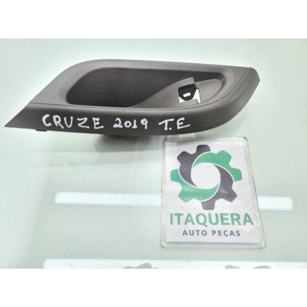 Moldura Botão Vidro Traseiro Esquerdo Cruze Sedan 2018