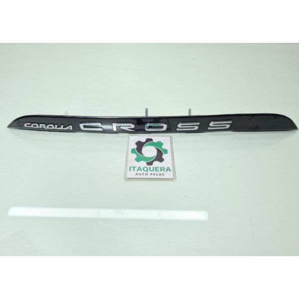 Aplique Moldura Tampa Traseira Corolla Cross 2023 Detalhe