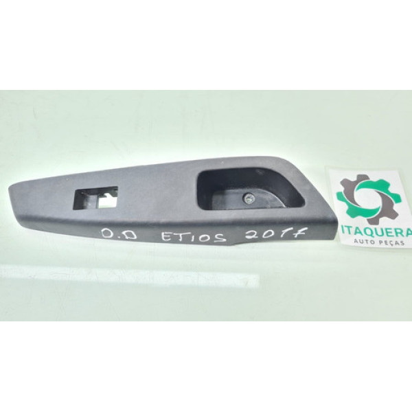 Moldura Comando Vidro Dianteiro Direito Toyota Etios 2017